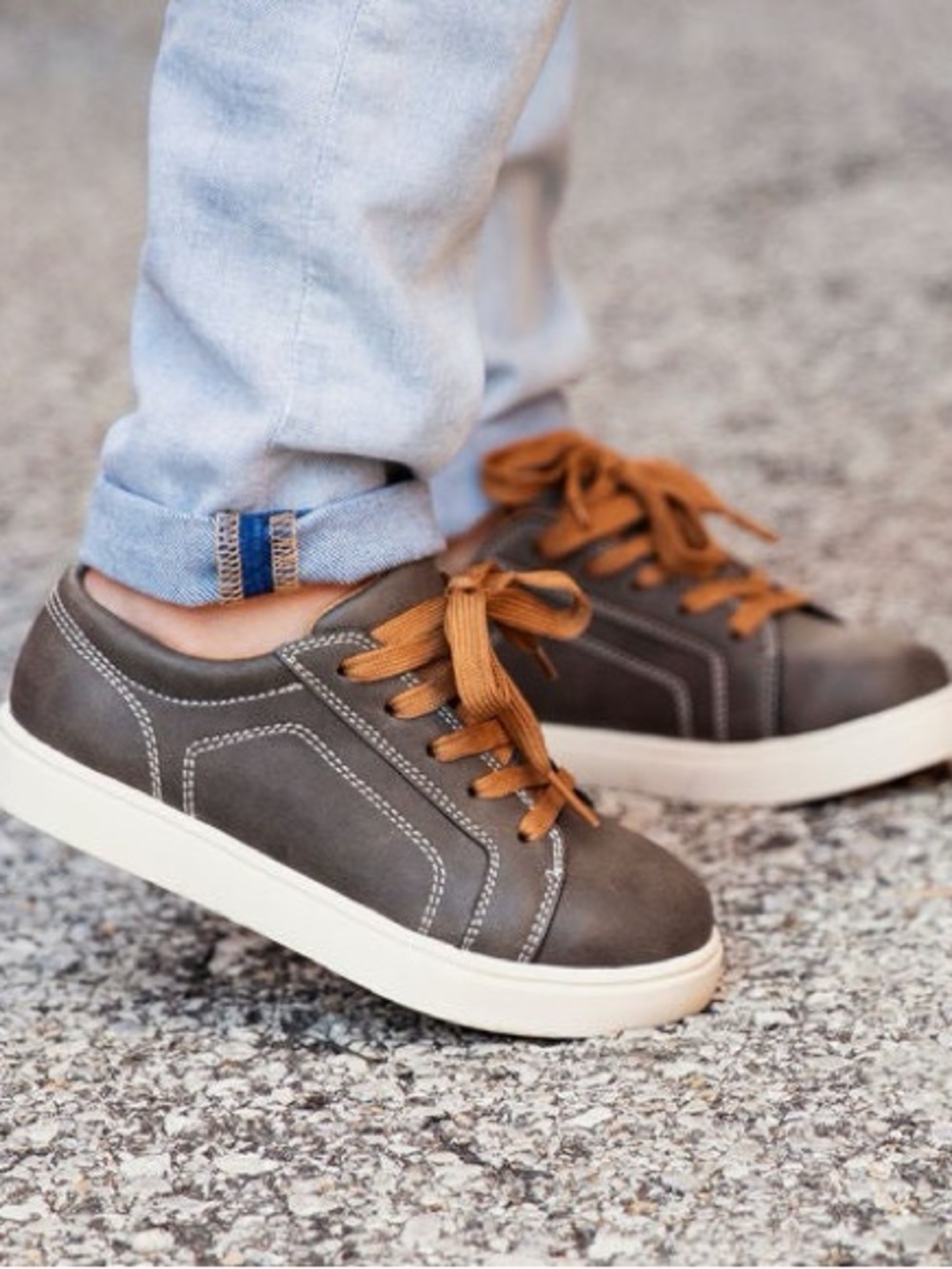 Zoe & Zak Kids Casual Gray Sneakers with Brown Laces NEW size 2.5